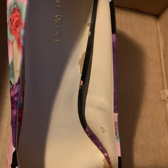 Nine West Floral Peep Toe Wedges with Gold Accented Wedge Heal size 9 - Picture 12 of 12
